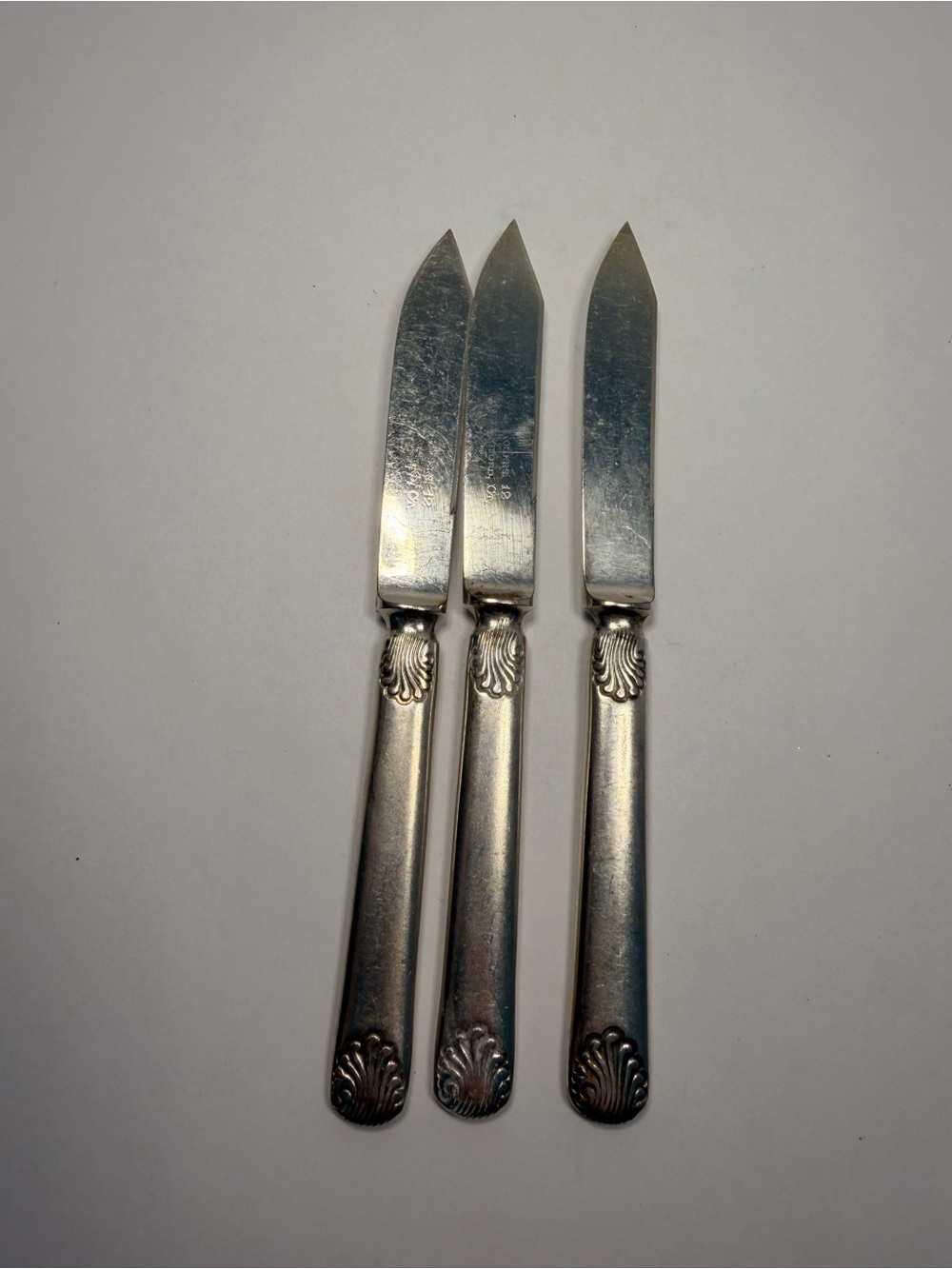 Set of 3 Vintage Wm. Rogers & Son Shell Pattern
Silverplate Butter Spreaders